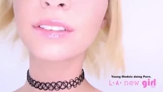 Blondes Schätzchen ist bereit, für den Schwanz