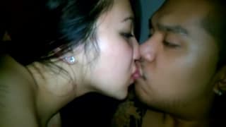 Geile Brünette fickt dicken schwarzen Penis