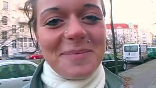 Sie ölt ihren Arsch ein und erregt sich