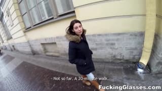 Brünette zeigt ihren Charme für Touristen