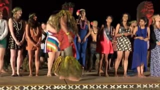 Sie masturbiert und wir sehen ihr dabei zu