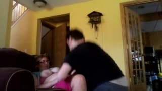 Ein nerdiges Paar das vor der Kamera fickt