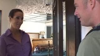 Brünette, die Cunnilingus und Sex liebt