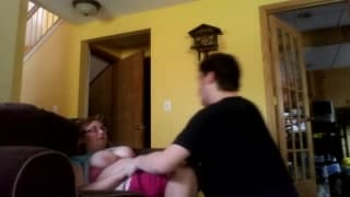 Diese alte Sau fickt ein jungen Schwanz