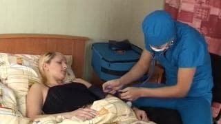 Blondine wird mit diesem Arzt harten Schwanz gefüllt