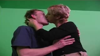 Sie verführt ihn, während er trainiert