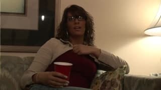 Brünette MILF liebt es, sich geil zu machen Brünette MILF liebt es, sich geil zu machen