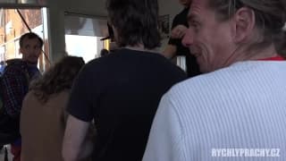 Er bietet der Kellnerin Geld für einen Fick