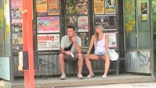 Sie mag es, draussen Nüllen zu lutschen