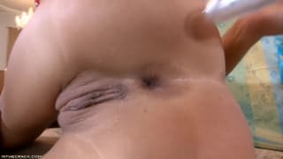 Eine Frau, die ihre Muschi mit Spielzeug füllt