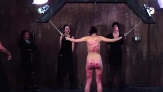 Diese arme junge Frau wird hart ausgepeitscht