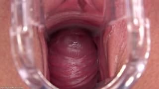 Sie öffnet ihre Beine für den Orgasmus