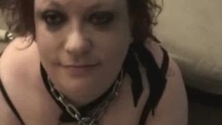 Rothaarige Mutter öffnet den Mund für Blowjob