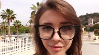 Allein im Hinterhof, sich in Ruhe befriedigen