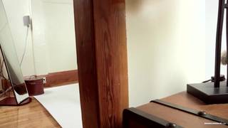 Brad nimmt seinen Penis und dehnt ihn für uns