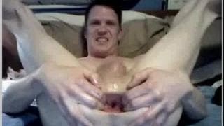 Ein Kerl, der sich Sachen in den Arsch schiebt