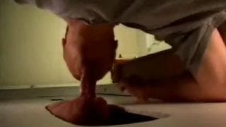 Dieser Kerl liebt es durch ein Loch zu blasen