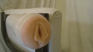 Sein neues Fleshlight macht ihn ganz geil