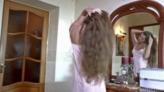 Dünne Blondine mit behaarter Muschi spielt