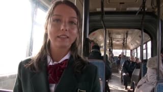Junges Mädchen hat Analsex im öffentlichen Bus Junges Mädchen hat Analsex im öffentlichen Bus