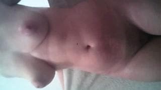 Nach dem Duschen zeige ich gerne meine Titten