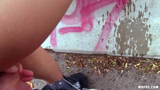 Ein heißer Outdoor-Sex mit einem jungen Paar