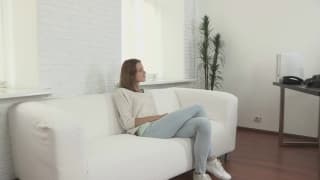 Die Brünette genießt einen zufälligen Schwanz