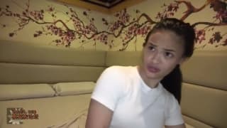 Junge Thai-Schlampe gefällt ihrem Mann Junge Thai-Schlampe gefällt ihrem Mann