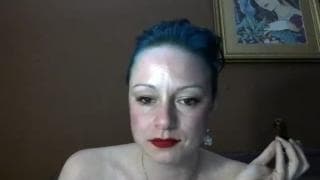 Reife geile Schlampe wichst vor der Kamera