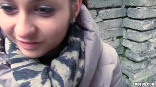 Kleine Brünette wird im Wald angegriffen und gefickt