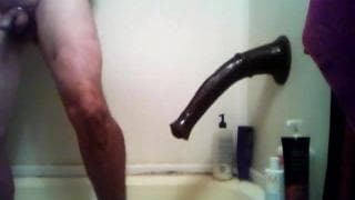 Reifer Kerl wedelt Taschenlampe in Dusche