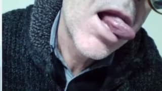 Dieser schwule Amateur wichst und filmt sich selbst