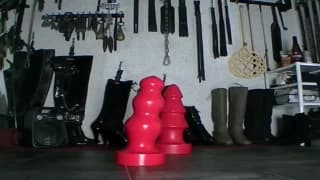 Kerl in pinken Schuhen & Strapsen Dildo-Action