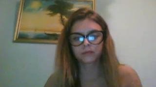 Blondine mit kleinen Titten performt