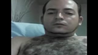 Ein haariger Kerl, der alleine masturbiert