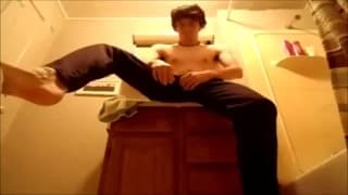 Dieser notgeile Kerl fässt sich selbst an