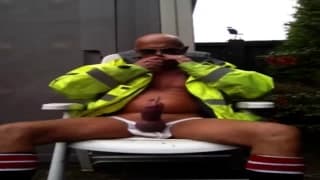 Dieser gut bestückte Kerl hat gleich viel Spaß