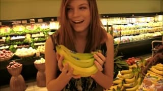 Süße junge lesbische Mädchen spielen im Freien