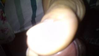 Sie lässt ihn mit ihren Füßen kommen