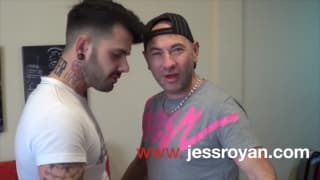 Blowjobs zwischen zwei tätowierten und muskulösen Schwulen Blowjobs zwischen zwei tätowierten und muskulösen Schwulen