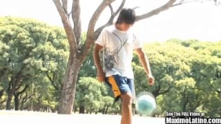 Junger Latino Fußballer wichst in Küche