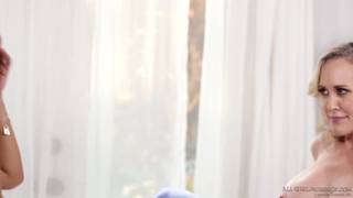 Brandi Love in der Rolle einer Masseurin