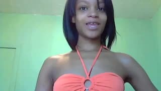 Seidig gehäutetes schwarzes Mädchen