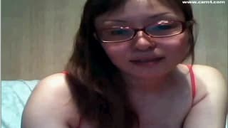 Sie spielt mit dem Dildo um uns heiß zu machen