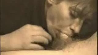 Sie lutscht den Schwanz bis er glücklich ist