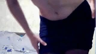 Sie zieht ihren Rock hoch und masturbiert