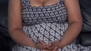 Sie hebt ihren Rock vor der Kamera an