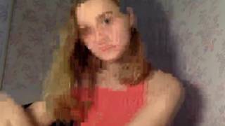 Junge vollbusige Lelya masturbiert ihre rasierte Muschi