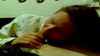 Sie übt mit ihrem Freund zu saugen und blasen