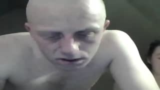 Dieser Typ liebt es, wenn sie hart zu ihm ist